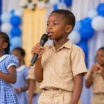 Un élève chante au micro pendant le spectacle de l’école
